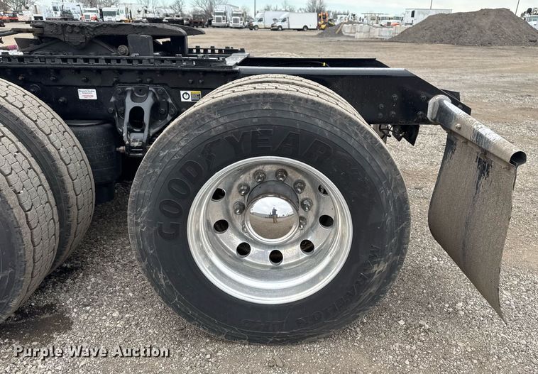 image for item EG2446 2019 Kenworth W900 semi truck