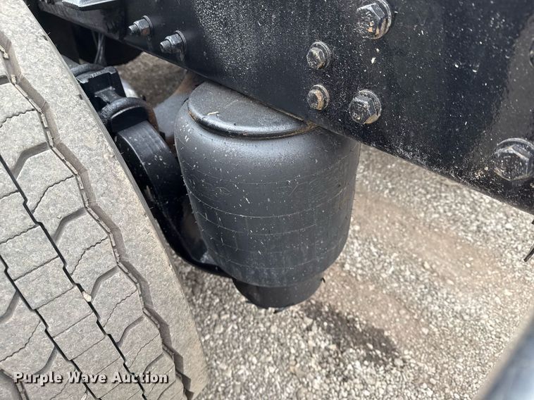 image for item EG2446 2019 Kenworth W900 semi truck