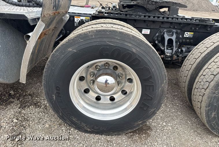 image for item EG2446 2019 Kenworth W900 semi truck