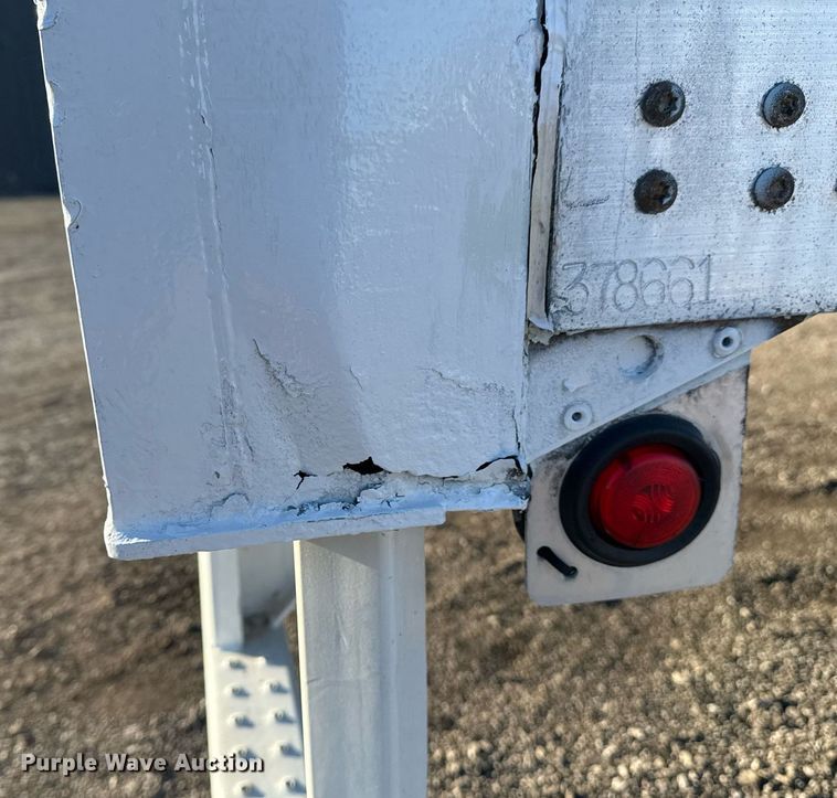 image for item EG2481 2010 Wabash dry van trailer