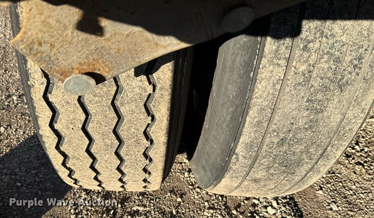 image for item EG2481 2010 Wabash dry van trailer