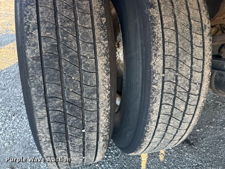 image for item EG2481 2010 Wabash dry van trailer