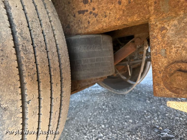 image for item EG2482 1999 Kentucky Trailers dry van trailer