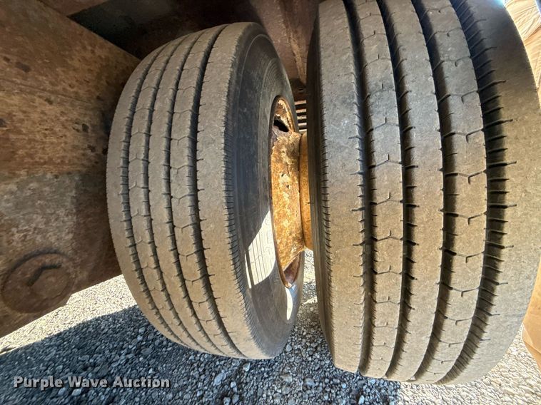 image for item EG2482 1999 Kentucky Trailers dry van trailer