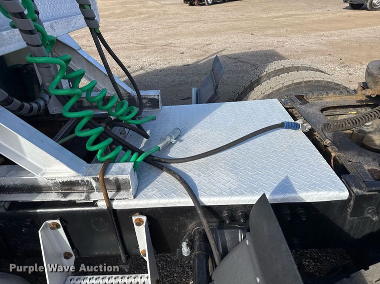 image for item EG2493 2005 Peterbilt 379 semi truck