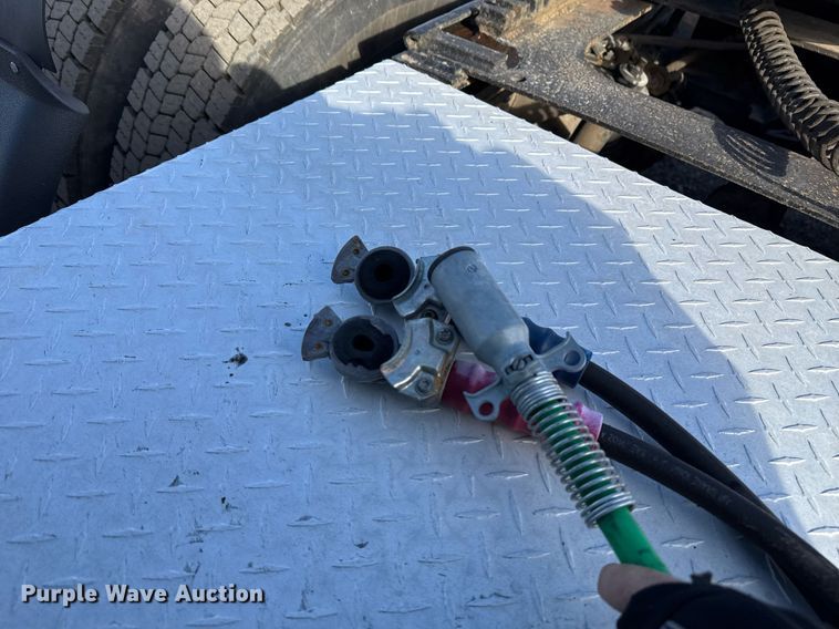 image for item EG2493 2005 Peterbilt 379 semi truck