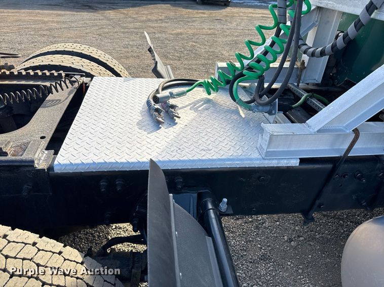 image for item EG2493 2005 Peterbilt 379 semi truck