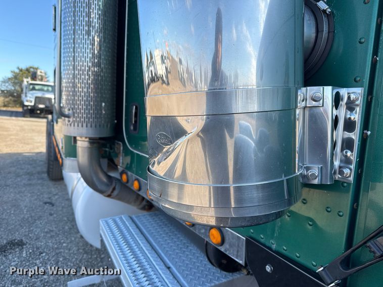 image for item EG2493 2005 Peterbilt 379 semi truck