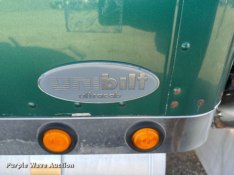 image for item EG2493 2005 Peterbilt 379 semi truck