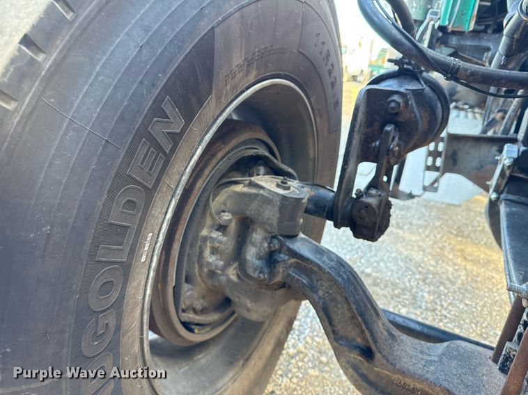 image for item EG2493 2005 Peterbilt 379 semi truck