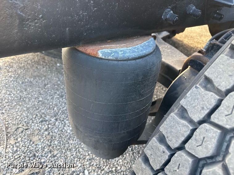 image for item EG2493 2005 Peterbilt 379 semi truck