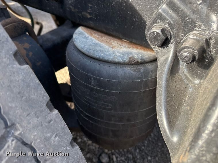 image for item EG2493 2005 Peterbilt 379 semi truck