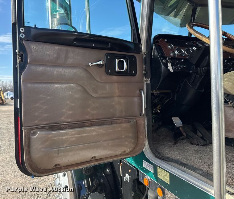 image for item EG2493 2005 Peterbilt 379 semi truck