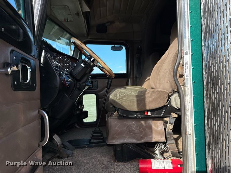 image for item EG2493 2005 Peterbilt 379 semi truck