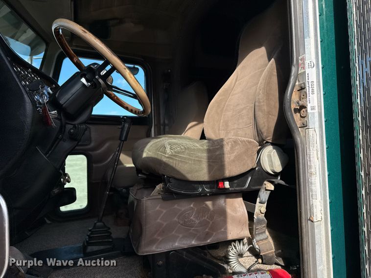 image for item EG2493 2005 Peterbilt 379 semi truck