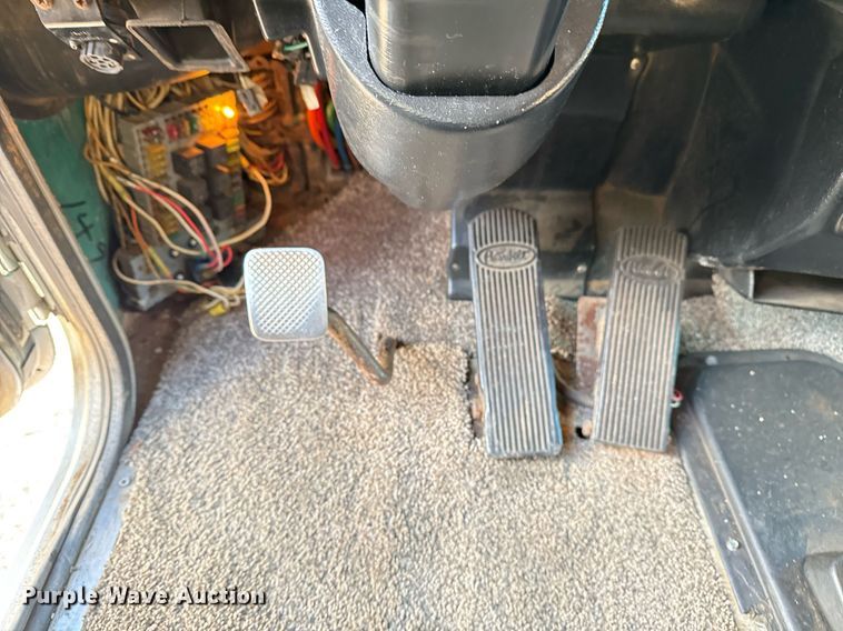 image for item EG2493 2005 Peterbilt 379 semi truck