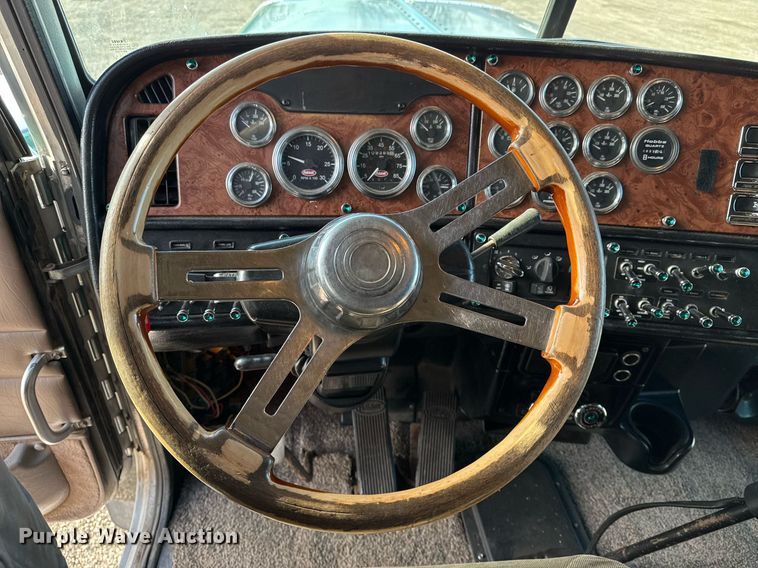 image for item EG2493 2005 Peterbilt 379 semi truck