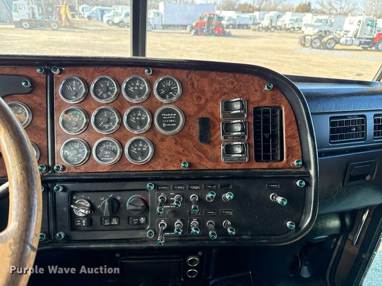 image for item EG2493 2005 Peterbilt 379 semi truck