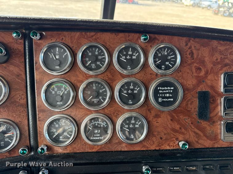 image for item EG2493 2005 Peterbilt 379 semi truck