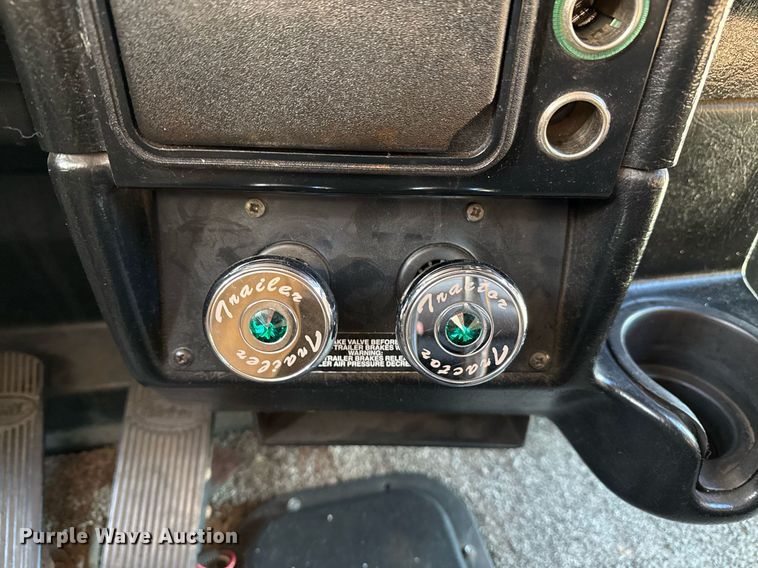 image for item EG2493 2005 Peterbilt 379 semi truck