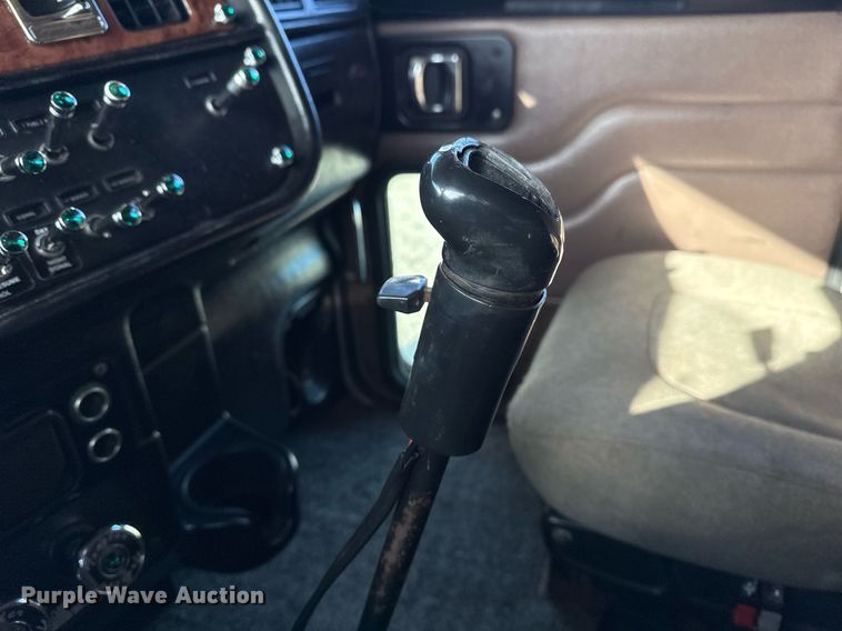 image for item EG2493 2005 Peterbilt 379 semi truck