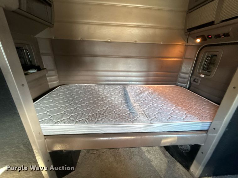 image for item EG2493 2005 Peterbilt 379 semi truck