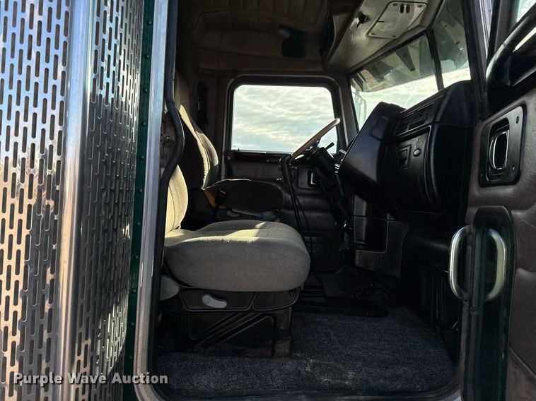 image for item EG2493 2005 Peterbilt 379 semi truck