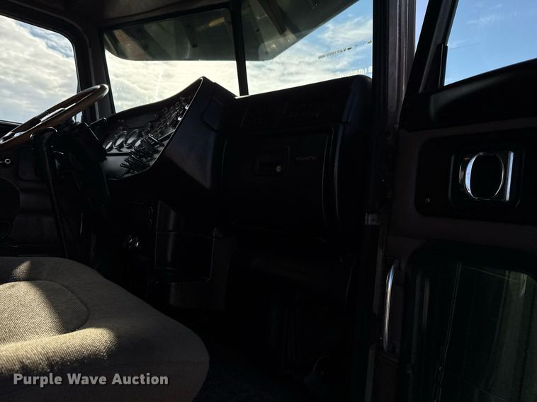 image for item EG2493 2005 Peterbilt 379 semi truck