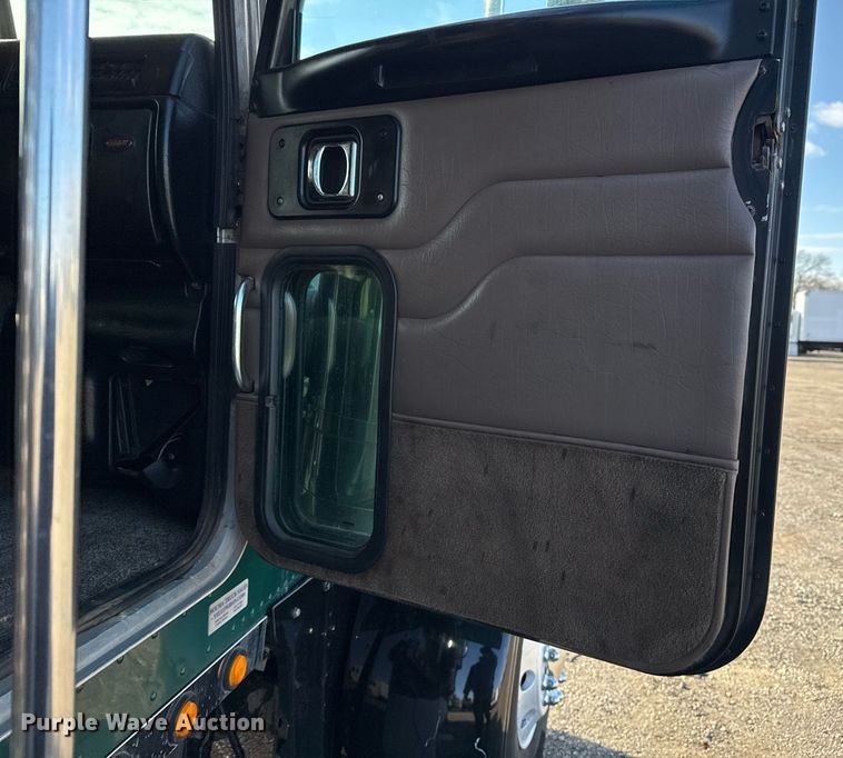 image for item EG2493 2005 Peterbilt 379 semi truck