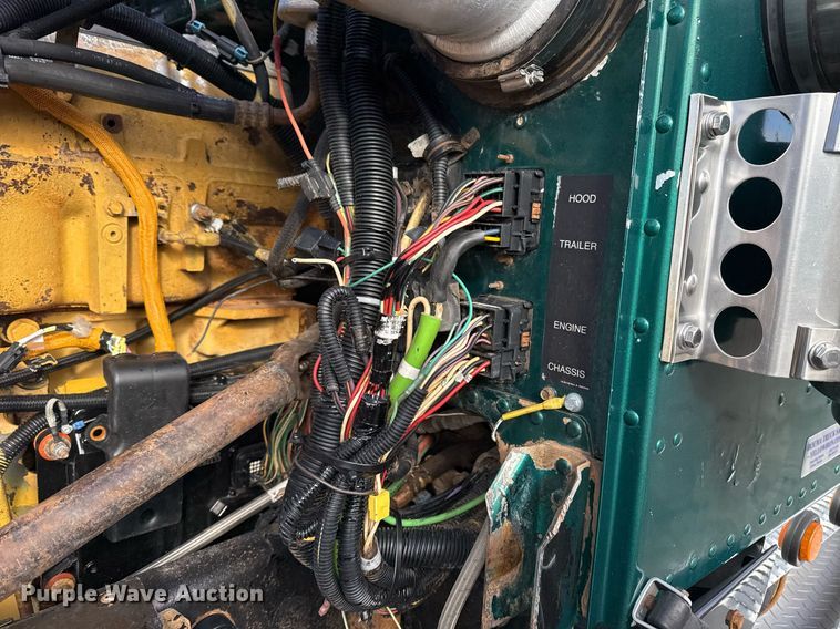 image for item EG2493 2005 Peterbilt 379 semi truck