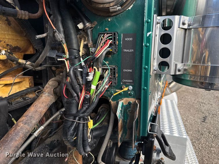 image for item EG2493 2005 Peterbilt 379 semi truck