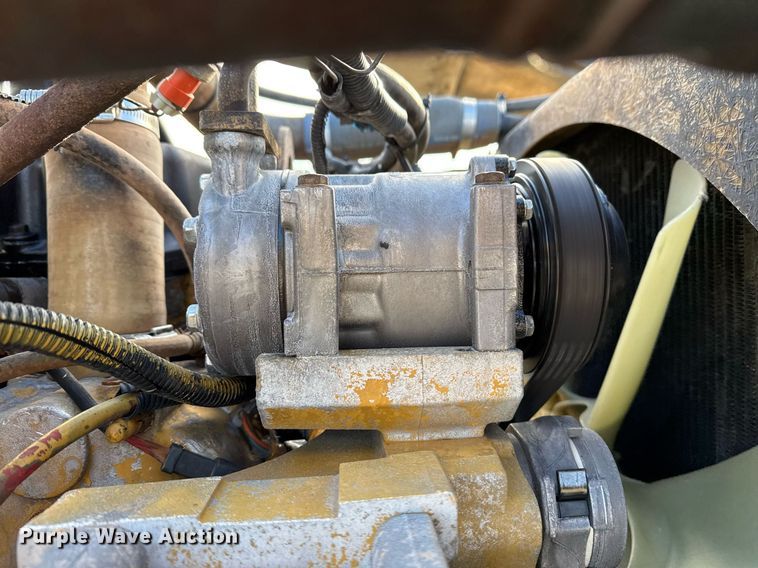 image for item EG2493 2005 Peterbilt 379 semi truck