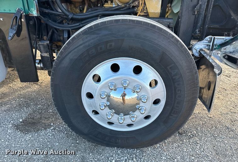 image for item EG2493 2005 Peterbilt 379 semi truck