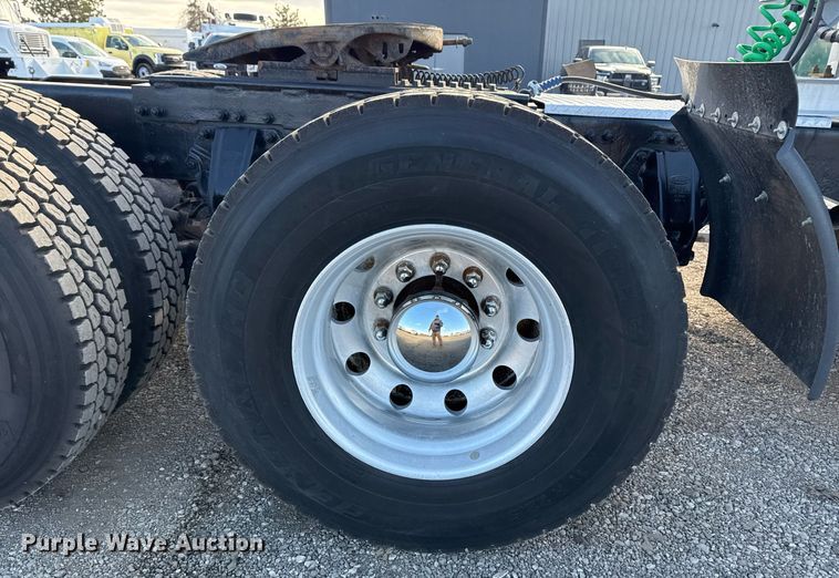 image for item EG2493 2005 Peterbilt 379 semi truck