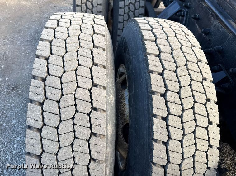 image for item EG2493 2005 Peterbilt 379 semi truck