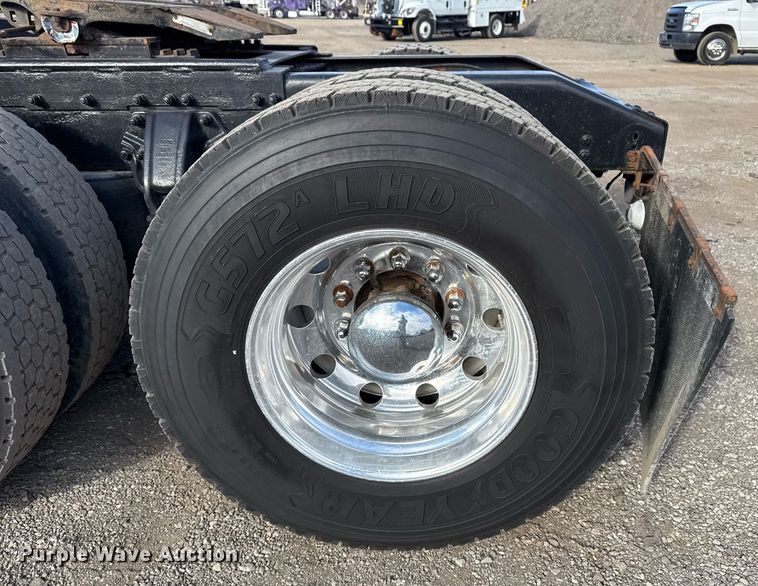 image for item EG2493 2005 Peterbilt 379 semi truck