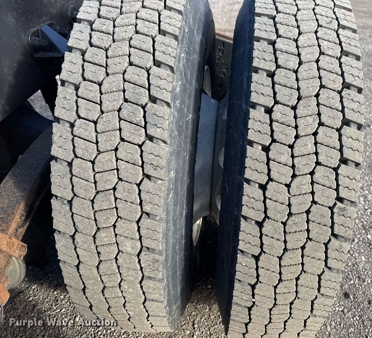 image for item EG2493 2005 Peterbilt 379 semi truck