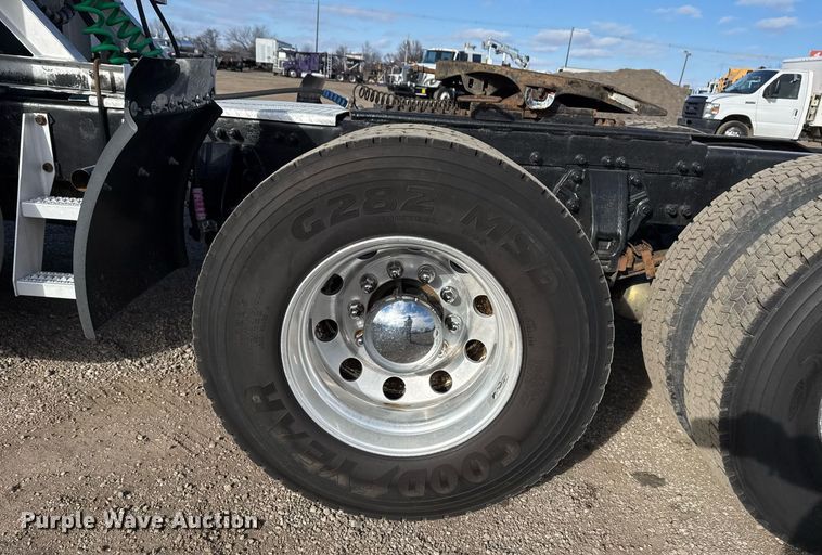 image for item EG2493 2005 Peterbilt 379 semi truck