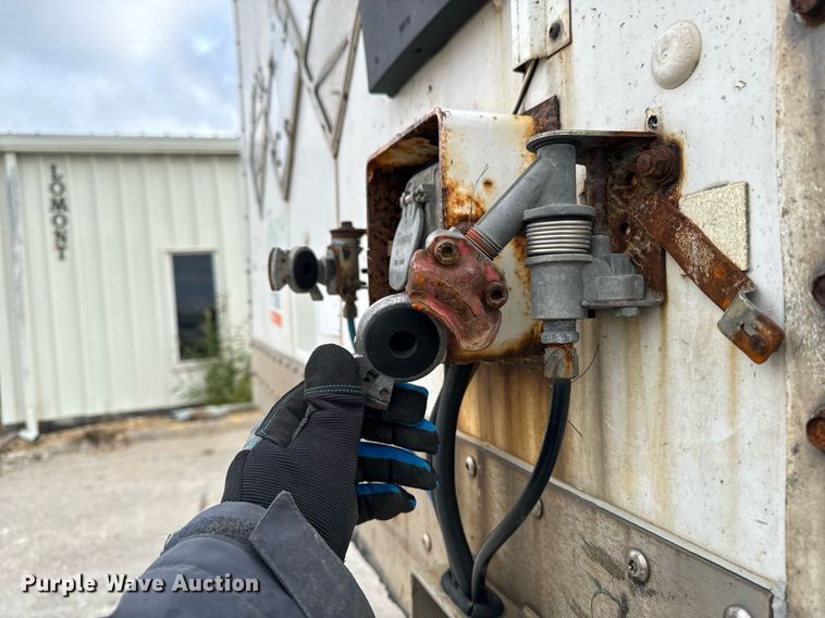 image for item EG7018 2004 Wabash DVDBHPC dry van trailer