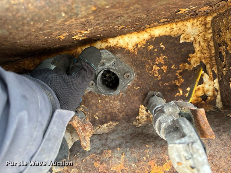 image for item EG7018 2004 Wabash DVDBHPC dry van trailer