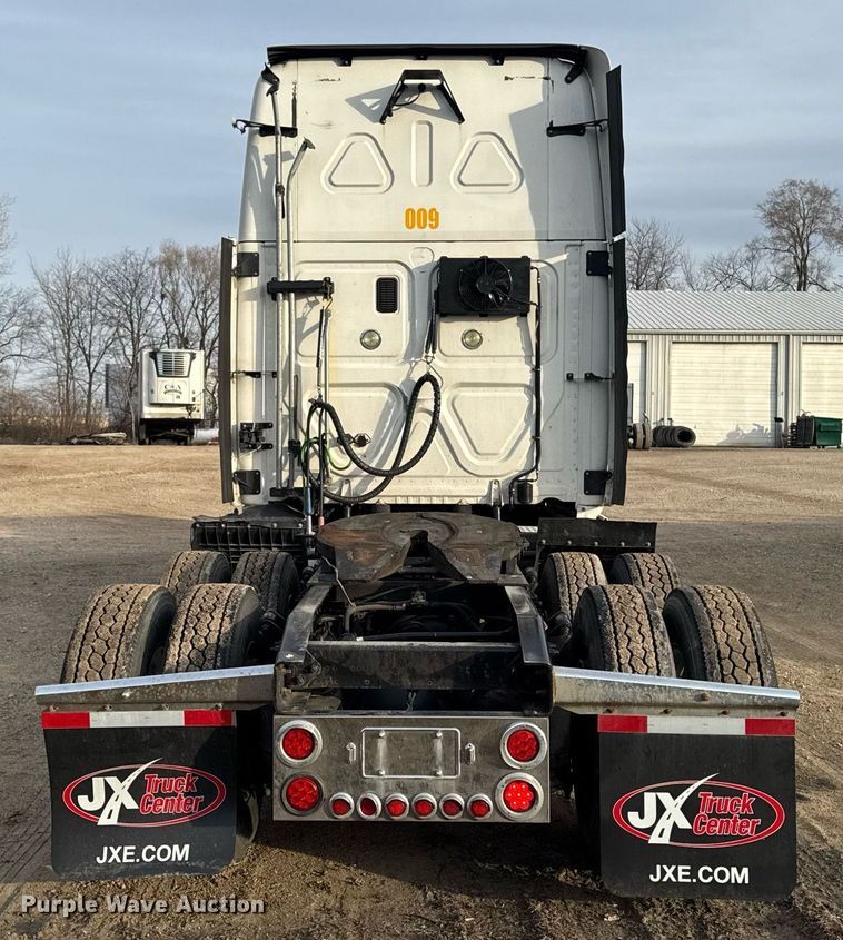 image for item EG7166 2013 Freightliner Cascadia 125 semi truck