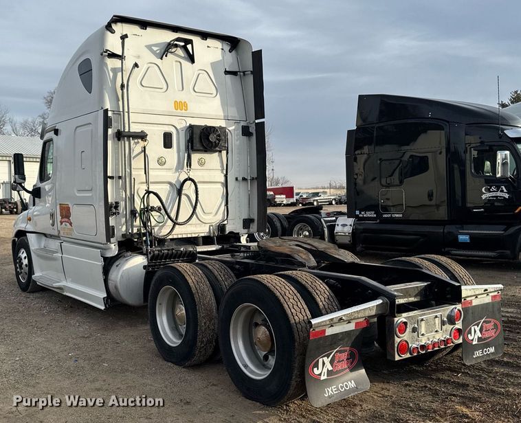 image for item EG7166 2013 Freightliner Cascadia 125 semi truck