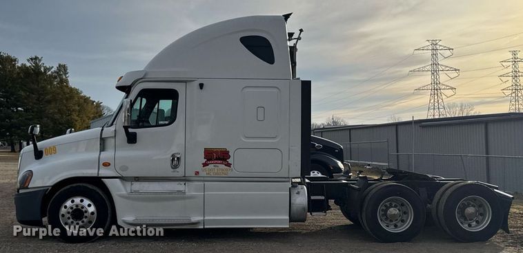 image for item EG7166 2013 Freightliner Cascadia 125 semi truck