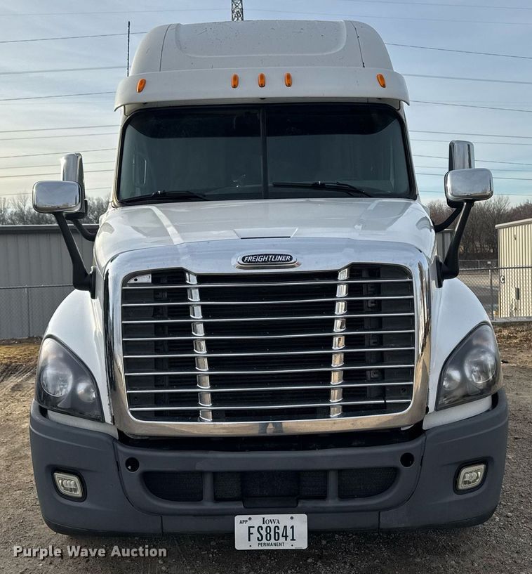 image for item EG7166 2013 Freightliner Cascadia 125 semi truck