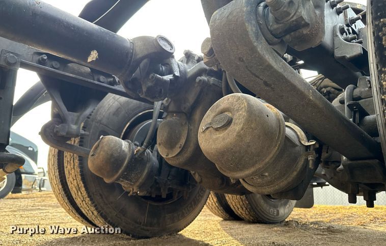 image for item EG7166 2013 Freightliner Cascadia 125 semi truck