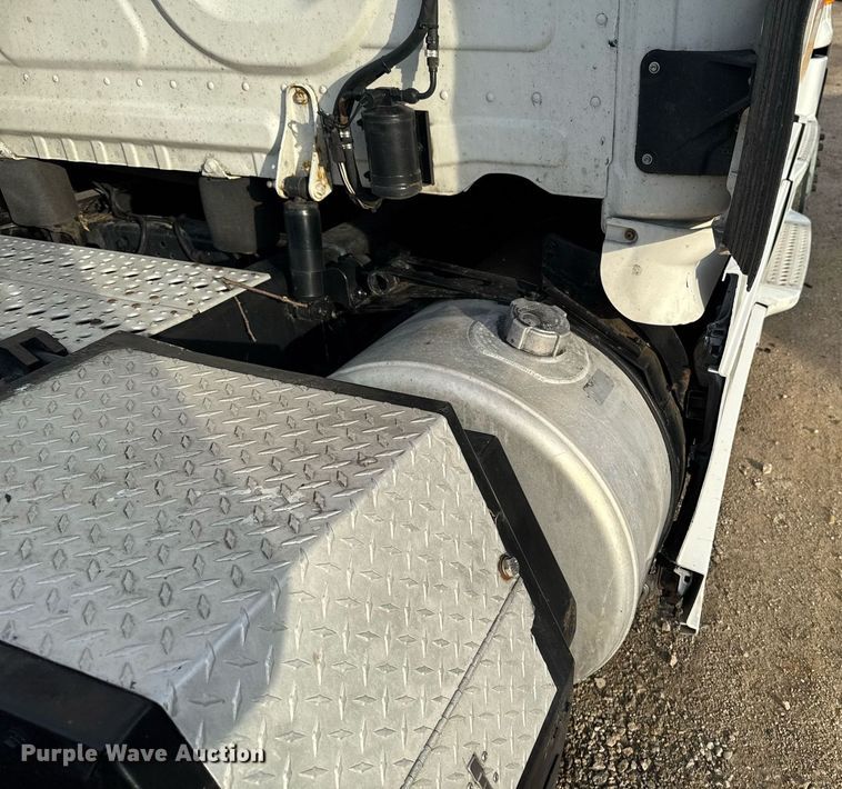 image for item EG7166 2013 Freightliner Cascadia 125 semi truck