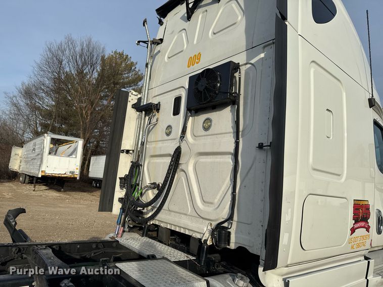 image for item EG7166 2013 Freightliner Cascadia 125 semi truck