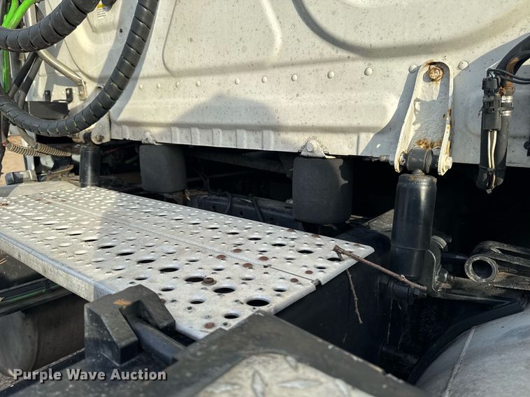 image for item EG7166 2013 Freightliner Cascadia 125 semi truck