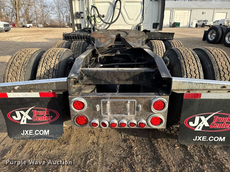 image for item EG7166 2013 Freightliner Cascadia 125 semi truck