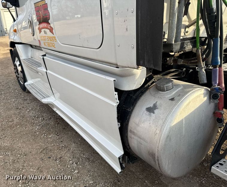 image for item EG7166 2013 Freightliner Cascadia 125 semi truck